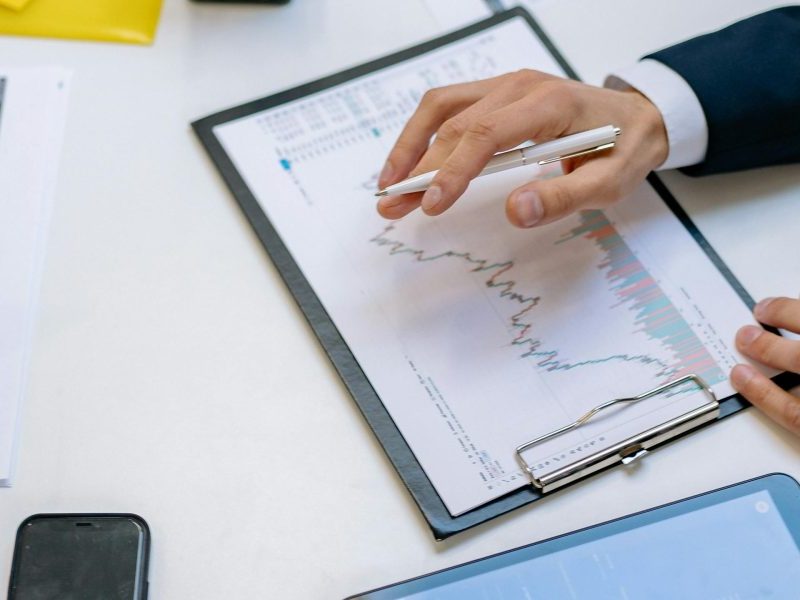 This article explains the practical difference between search engine optimization (SEO) and search engine marketing (SEM/PPC) for Dubai real estate agents, show...