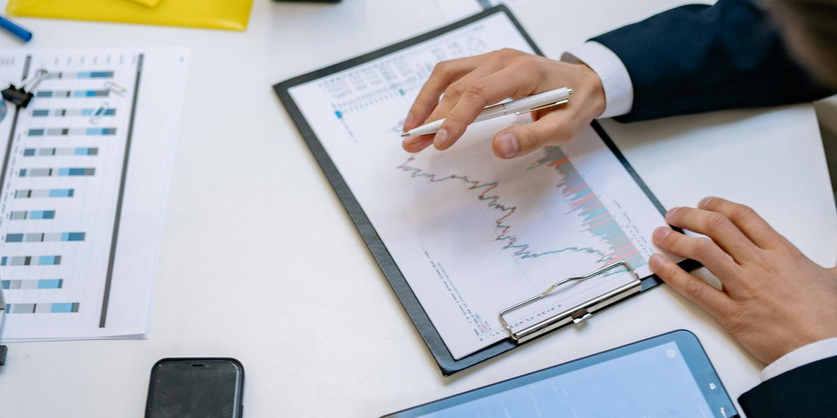 This article explains the practical difference between search engine optimization (SEO) and search engine marketing (SEM/PPC) for Dubai real estate agents, show...