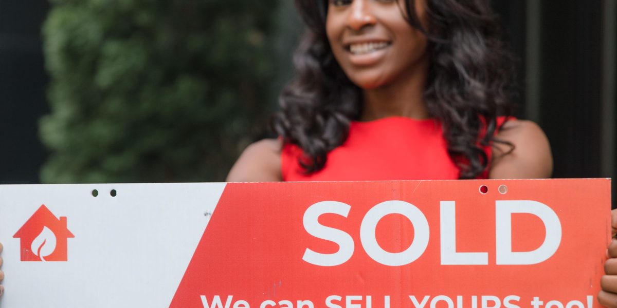 A confident real estate agent in Dubai, ready to stand out in a competitive market with a strong online presence.